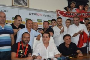 Semih Şent&uuml;rk Eskişehirspor'a imzayı attı