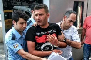 Davutoğlu'na yaklaşıp &ouml;l&uuml;mle tehdit eden ş&uuml;pheli adliyeye getirildi