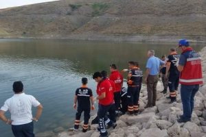 G&ouml;lete d&uuml;şen gen&ccedil; boğularak hayatını kaybetti