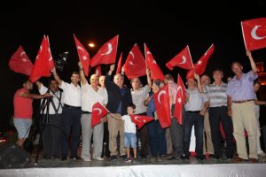 Bursa'da vatandaşların demokrasi n&ouml;beti devam ediyor