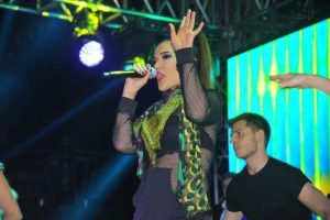 Demet akalın &Ccedil;eşme'yi '&ccedil;alkala'yacak