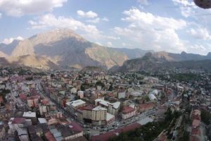 İl&ccedil;e yapılma kararını protesto eden Hakkari esnafı kepenk a&ccedil;madı