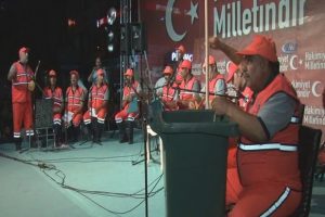&Ccedil;&ouml;p&ccedil;&uuml;ler Korosu marşlar ve t&uuml;rk&uuml;lerle darbeyi kınadı