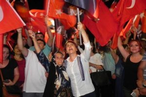 Avcılar'da 10'uncu Yıl Marşlı iki demokrasi n&ouml;beti