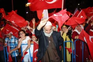 Batman'daki demokrasi n&ouml;betine Suriyeli sığınmacılar da katıldı