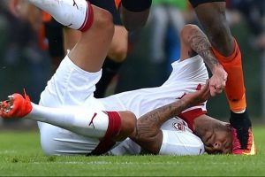&Uuml;nl&uuml; futbolcunun ma&ccedil; sırasında kulağı koptu