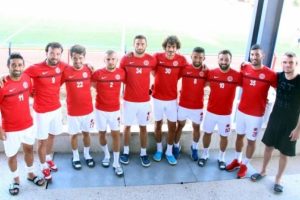 Bergama Belediyespor, yeni sezon &ouml;ncesi kadrosunu b&uuml;y&uuml;k &ouml;l&ccedil;&uuml;de yeniledi