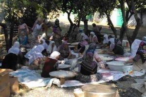 Bursa'da k&ouml;yl&uuml; kadınlardan demokrasi n&ouml;beti tutanlara g&ouml;zleme