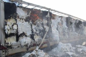 TIR'da &ccedil;ıkan yangın yol kenarındaki ağa&ccedil;lara sı&ccedil;radı