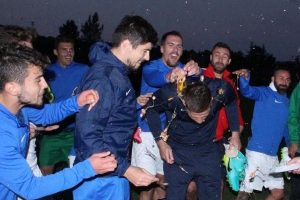 Balıkesirspor'da Vukovic'in doğum g&uuml;n&uuml; Brezilya usul&uuml;yle kutlandı