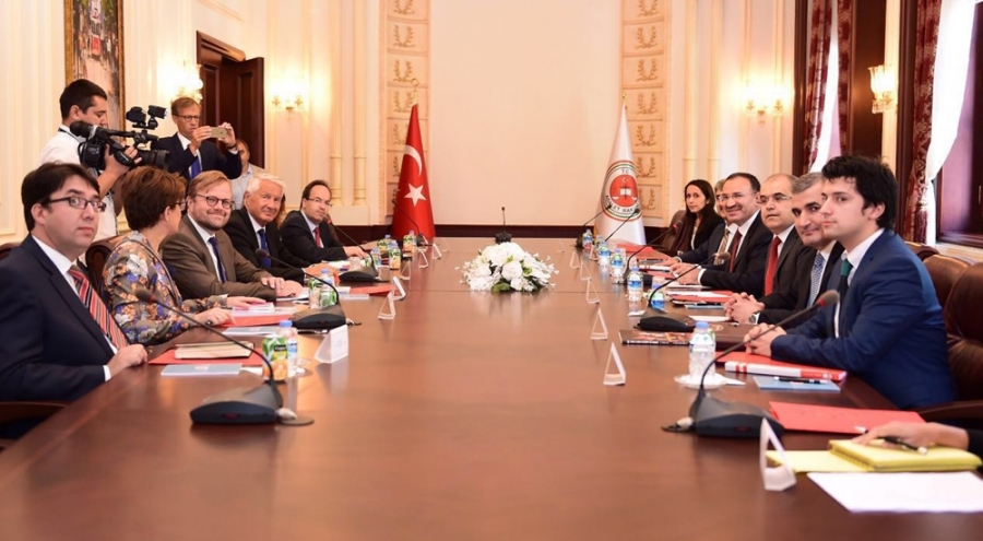 Adalet Bakanı Bekir Bozdağ şikayetleri iletti