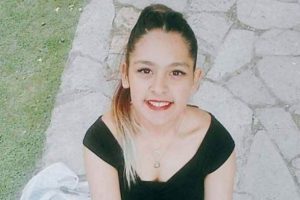 Balkonda uyuyan k&uuml;&ccedil;&uuml;k kız, başına isabet eden kurşunla &ouml;ld&uuml;