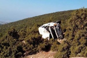 Şarampole u&ccedil;an otomobilin s&uuml;r&uuml;c&uuml;s&uuml; &ouml;ld&uuml;