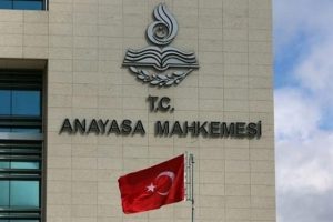 Anayasa Mahkemesi iki &uuml;yesini ihra&ccedil; etti
