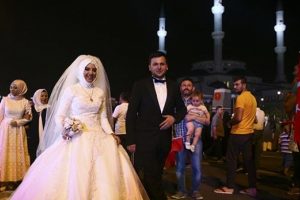 Gelinliğiyle n&ouml;bete koştu
