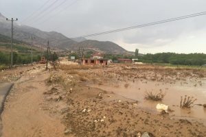 Antalya'da sağanak yağış sele neden oldu