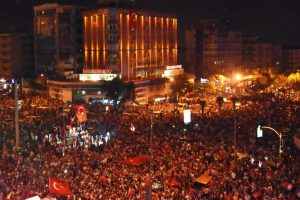 Bursa'daki 15 Temmuz Demokrasi Meydanı'nda n&ouml;bet s&uuml;r&uuml;yor