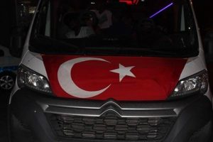 Bayrak &ccedil;ekilmiş ara&ccedil;ta yakalandılar