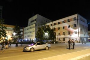 Kosova'da parlamento binasına roketli saldırı