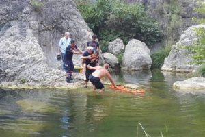 AFAD g&ouml;revlisi, kayalıklarda bayılan kişiyi sırtında taşıdı