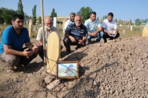 Darbeci diye &ouml;ld&uuml;r&uuml;len er Burak'ın ailesi 'şehitlik' istedi