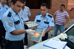 Bursa'da G&uuml;len'in kitaplarıyla birlikte Kur'an-ı Kerim'i de &ccedil;&ouml;pe attılar