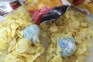 Cips paketinde uyuşturucu taşıyan 2 kişi yakalandı