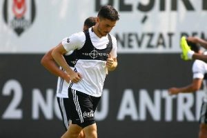 Beşiktaş'ta Oğuzhan Aydoğan takımla birlikte ilk antrenmanına &ccedil;ıktı