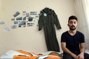 FET&Ouml;'n&uuml;n pilotluk hayalini yıktığı &ouml;ğrencinin u&ccedil;uş tulumu başucunda