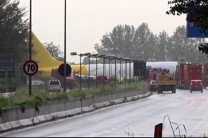 Pistten &ccedil;ıkan u&ccedil;ak otoyola girdi