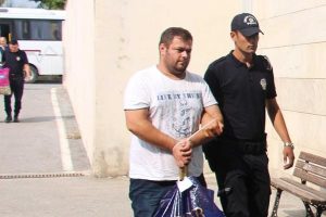 Darbe girişimi gecesi okunan salanın susturulması isteyen &ccedil;ift&ccedil;i g&ouml;zaltına alındı