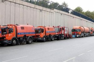 Kışla &ouml;n&uuml;nden &ccedil;ekildiler, yakın yerlerde bekliyorlar