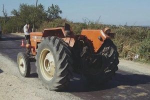 Eşinin kullandığı trakt&ouml;rden d&uuml;şen kadın &ouml;ld&uuml;