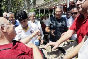 Deniz Baykal, cenaze t&ouml;reninde fenalaşan &ccedil;ocukluk arkadaşının başından ayrılmadı