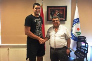 Nil&uuml;fer Belediyespor Sezen ve Hepg&uuml;r ile s&ouml;zleşme yeniledi