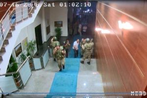Darbecilerin Sakarya Valiliğini işgali ve halkın valilikte darbecilere m&uuml;dahalesi kamerada