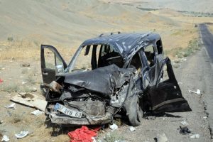 Şırnak'ta trafik kazası: 2 &ouml;l&uuml;, 3 yaralı