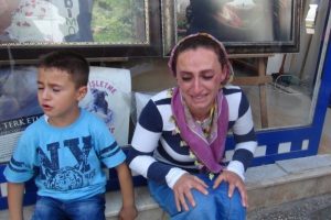 Annesi ortalığı birbirine kattı, &ccedil;ocuk mağazada uyurken bulundu