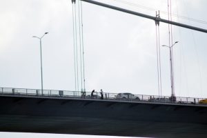 Şehitler K&ouml;pr&uuml;s&uuml;'nde T&uuml;rk bayraklı intihar girişimi
