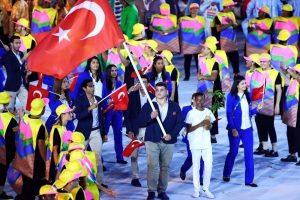 T&uuml;rk bayrağını milli g&uuml;reş&ccedil;i Rıza Kayaalp taşıdı