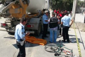 Beton mikserinin ezdiği bisikletli iki kişi &ouml;ld&uuml;