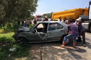 Bursa'da kadın s&uuml;r&uuml;c&uuml; ağaca &ccedil;arptı: 3 yaralı