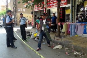 Sokak ortasında pompalı t&uuml;fekli &ccedil;atışma: 4 yaralı