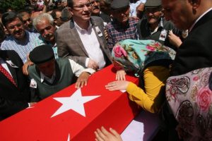 Şehit annesinin feryadı y&uuml;rek dağladı