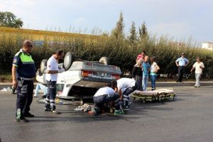 Manisa'da otomobil takla attı: 3 yaralı
