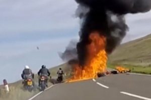 Kafa kafaya &ccedil;arpışan motosikletler alev aldı
