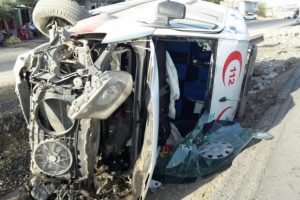 Ambulans ile kamyonet &ccedil;arpıştı: 9 yaralı