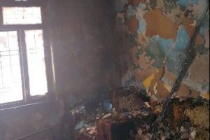 Elektrik kontağından &ccedil;ıkan yangın evi k&uuml;le &ccedil;evirdi