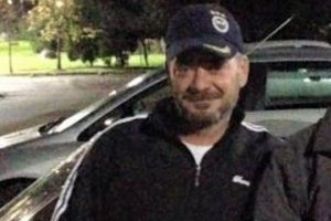 Tartıştıkları genci evinin balkonunda tabancayla &ouml;ld&uuml;rd&uuml;ler