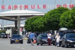 Sahte evrakla sınırı ge&ccedil;mek &uuml;zereyken yakalandılar